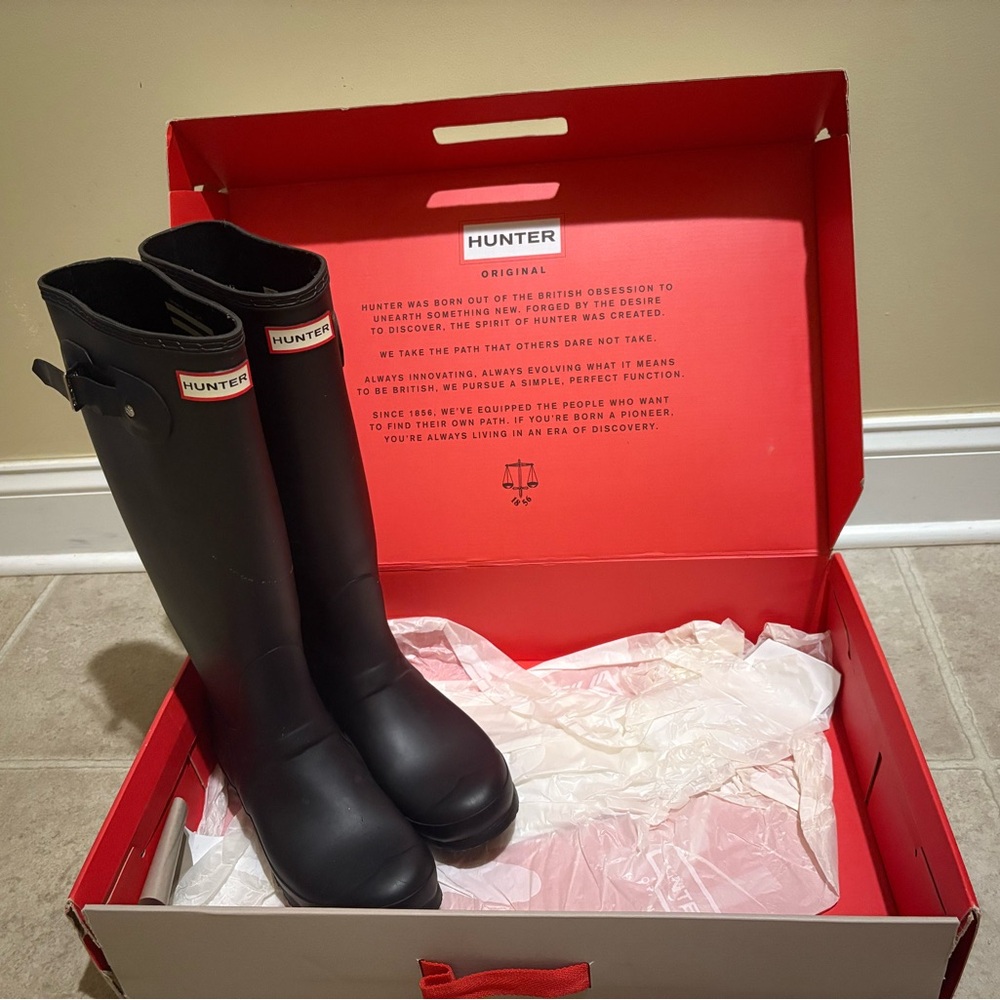Hunter Matte Black Wide Boots Size 9